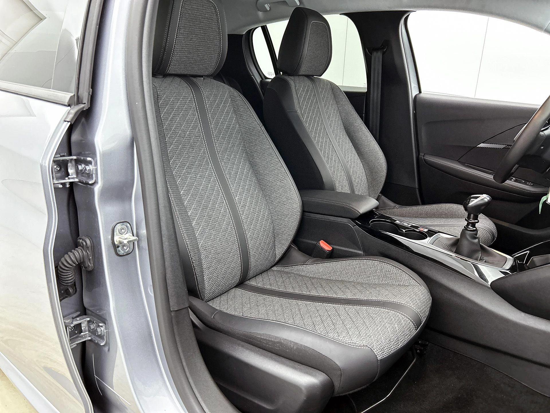 Peugeot-208-image-37