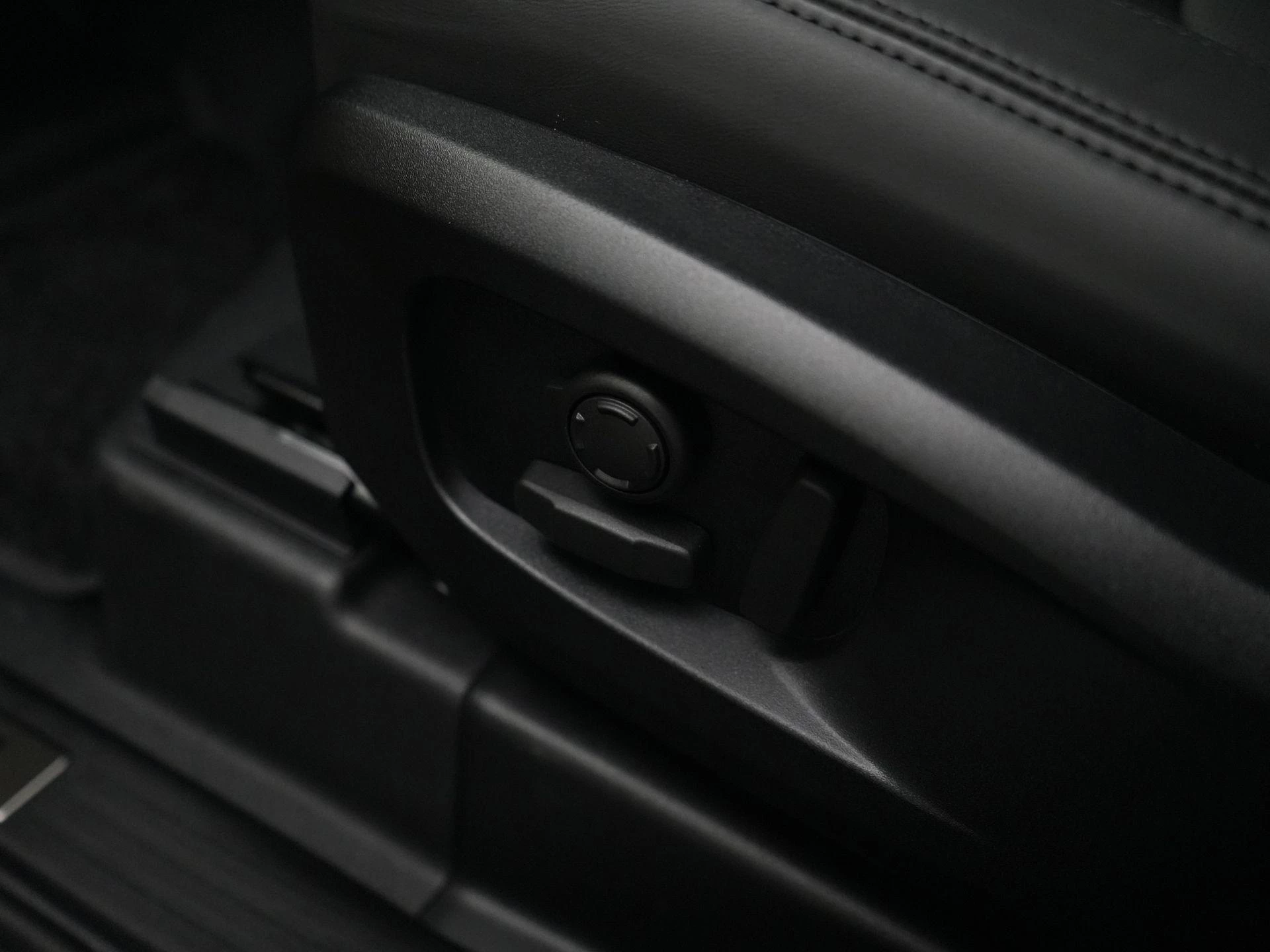 Land Rover-Defender-image-34