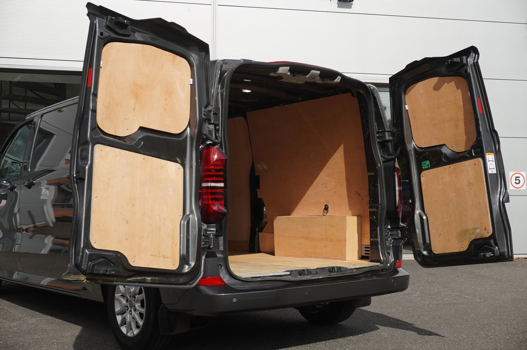 Volkswagen-Transporter-image-24