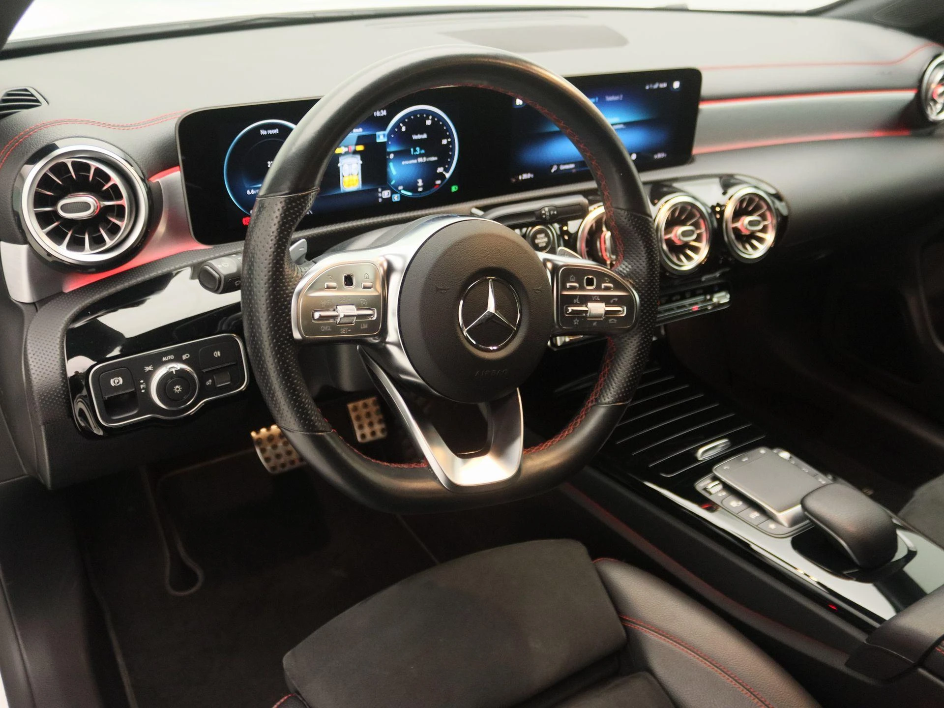 Mercedes-Benz-CLA-image-22
