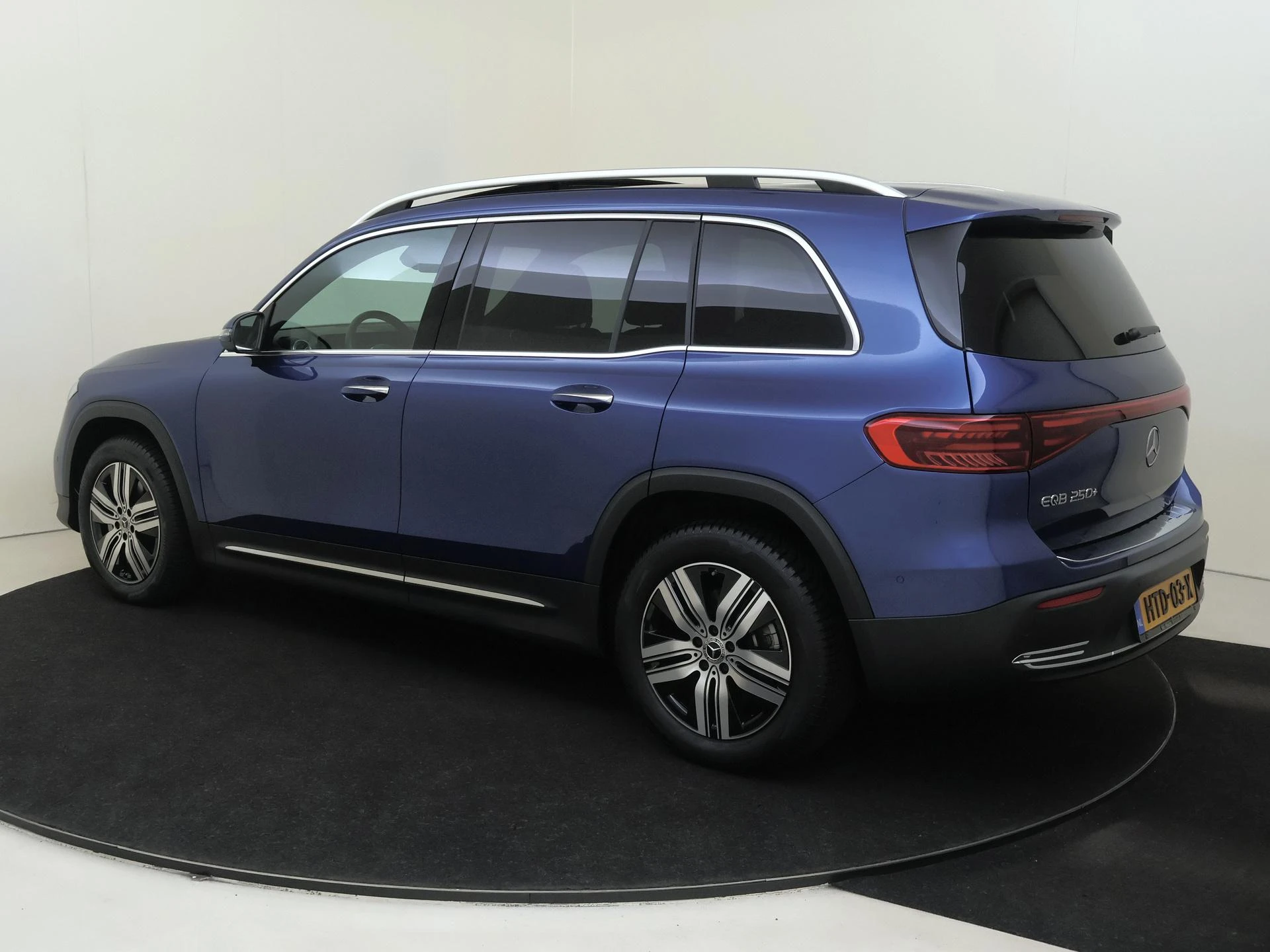 Mercedes-Benz-EQB-image-5