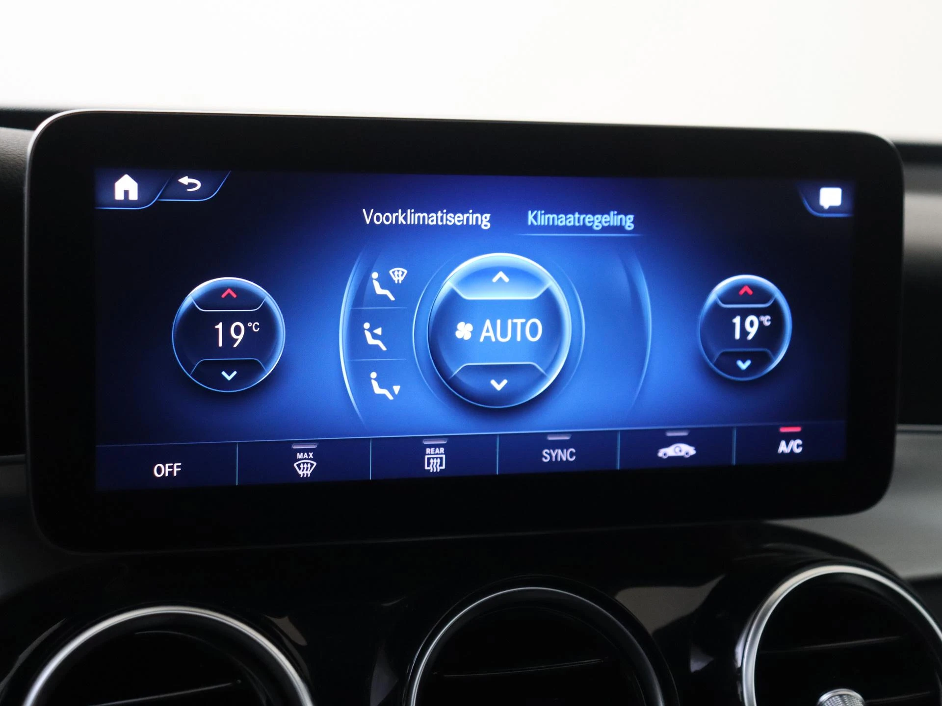 Mercedes-Benz-GLC-image-18