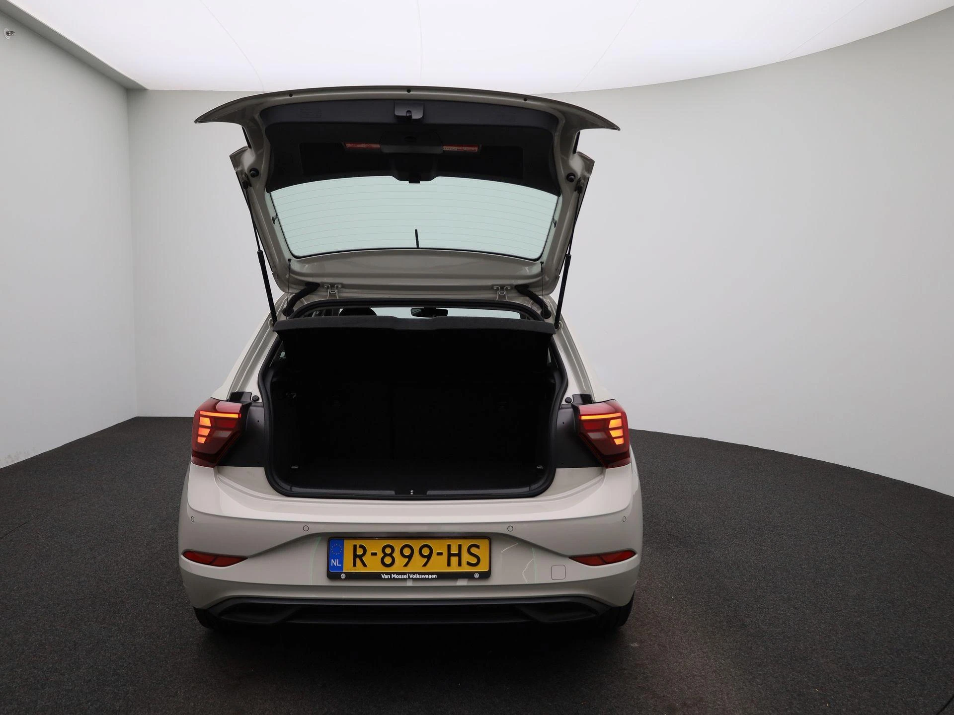 Volkswagen-Polo-image-10