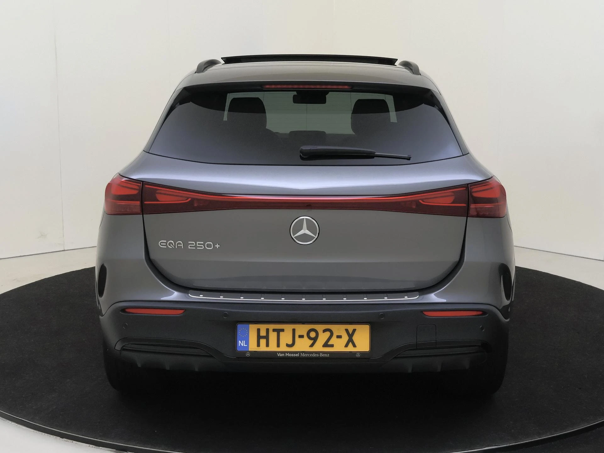 Mercedes-Benz-EQA-image-6