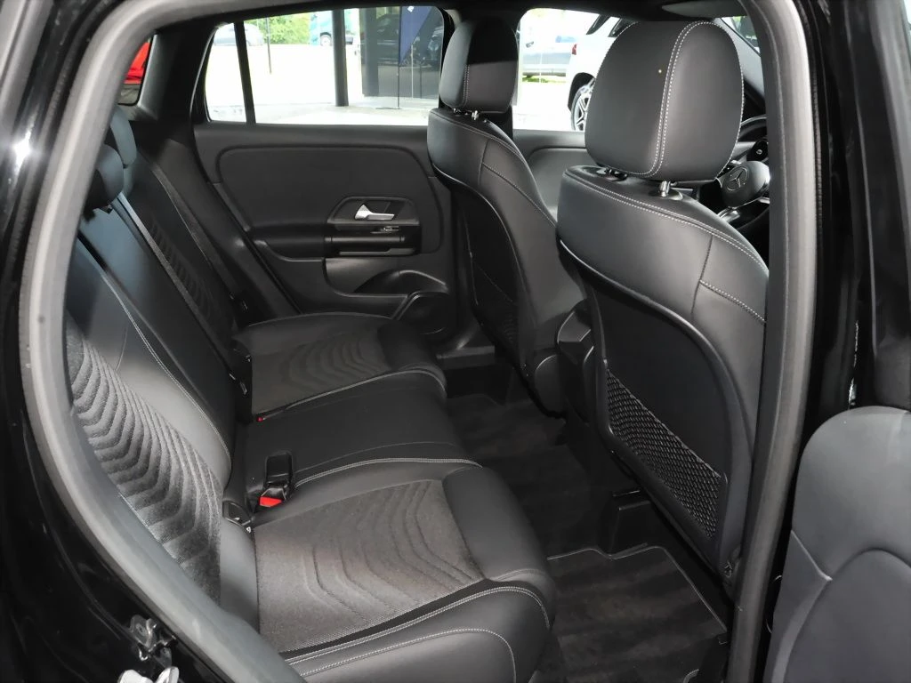 Mercedes-Benz-GLA 200-image-13