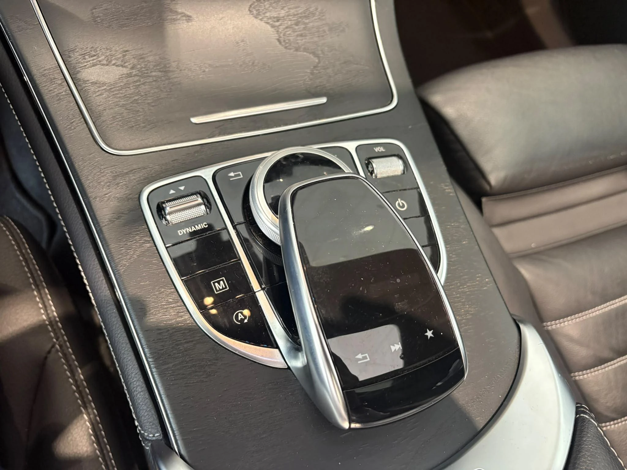 Mercedes-Benz-GLC-image-25