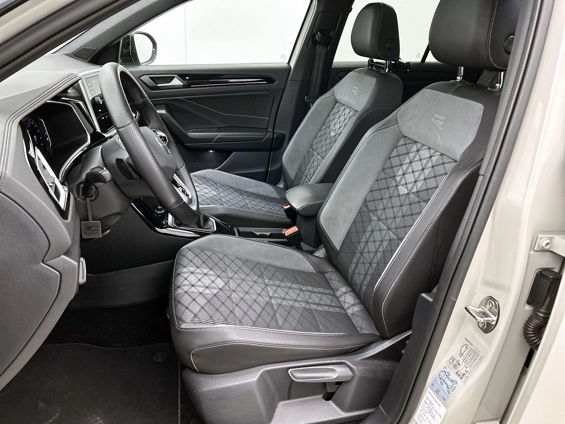 Volkswagen-T-Roc-image-44