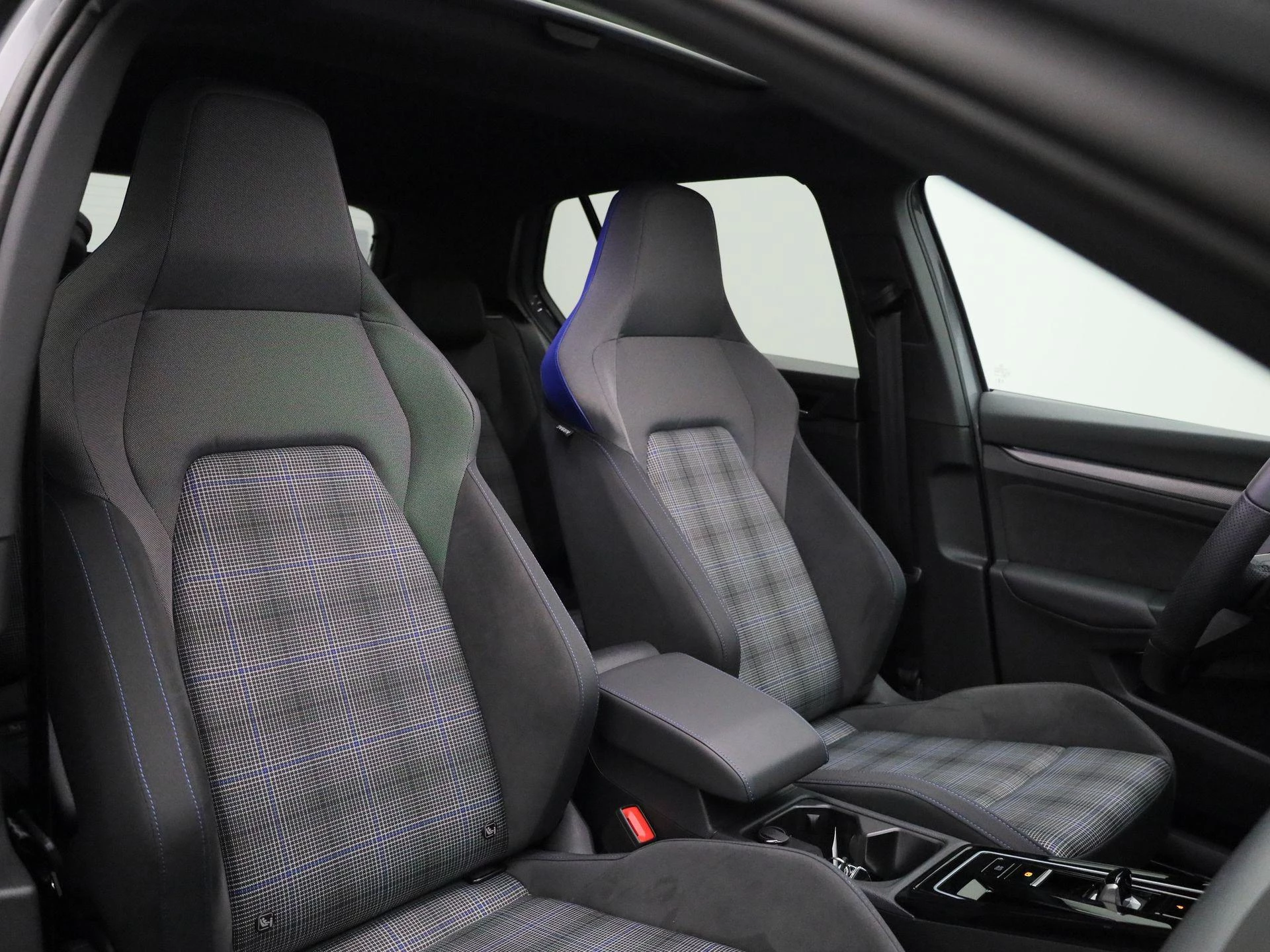 Volkswagen-Golf-image-38