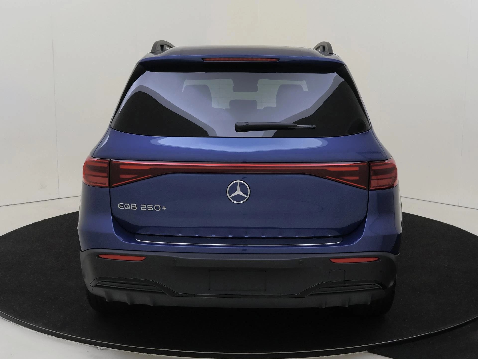 Mercedes-Benz-EQB-image-7