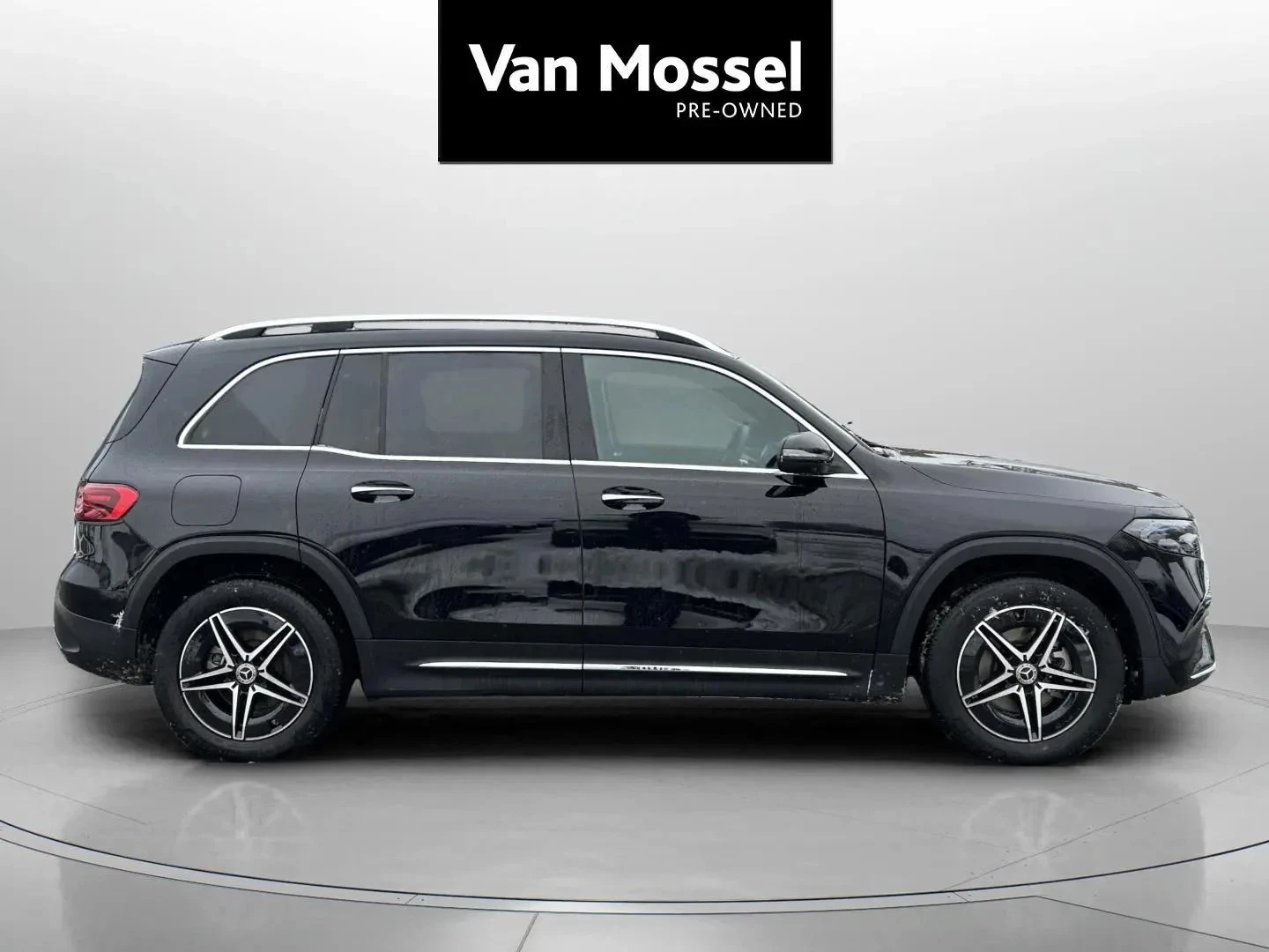 Mercedes-Benz-EQB-image-3