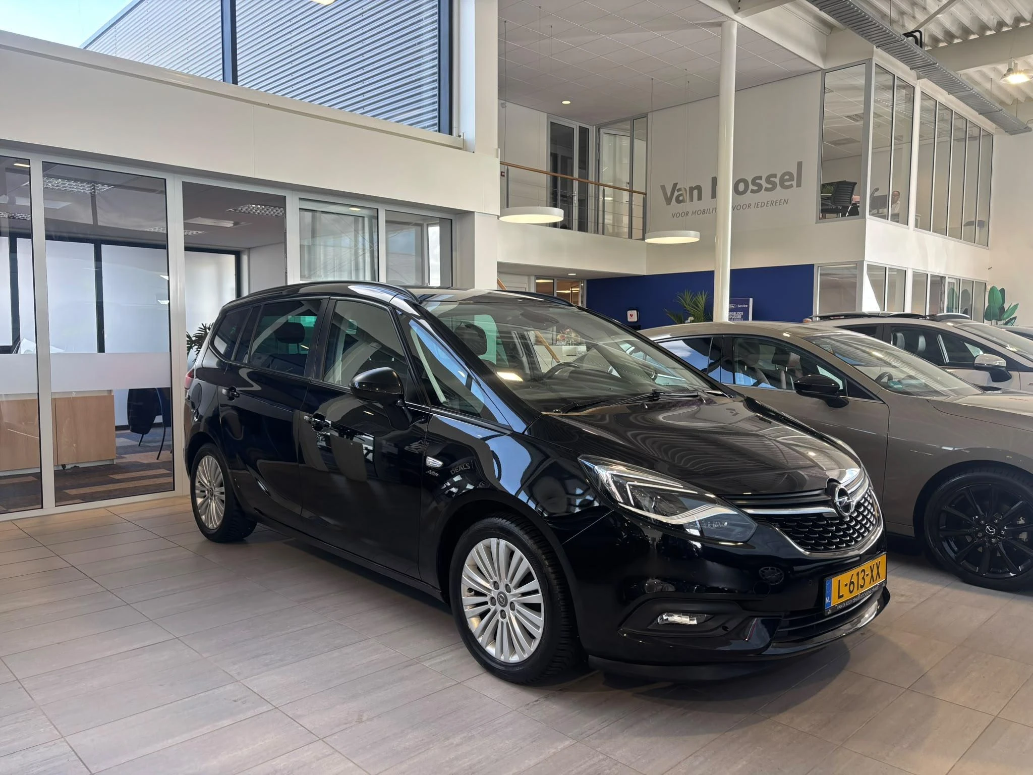 Opel-Zafira Tourer-image-1