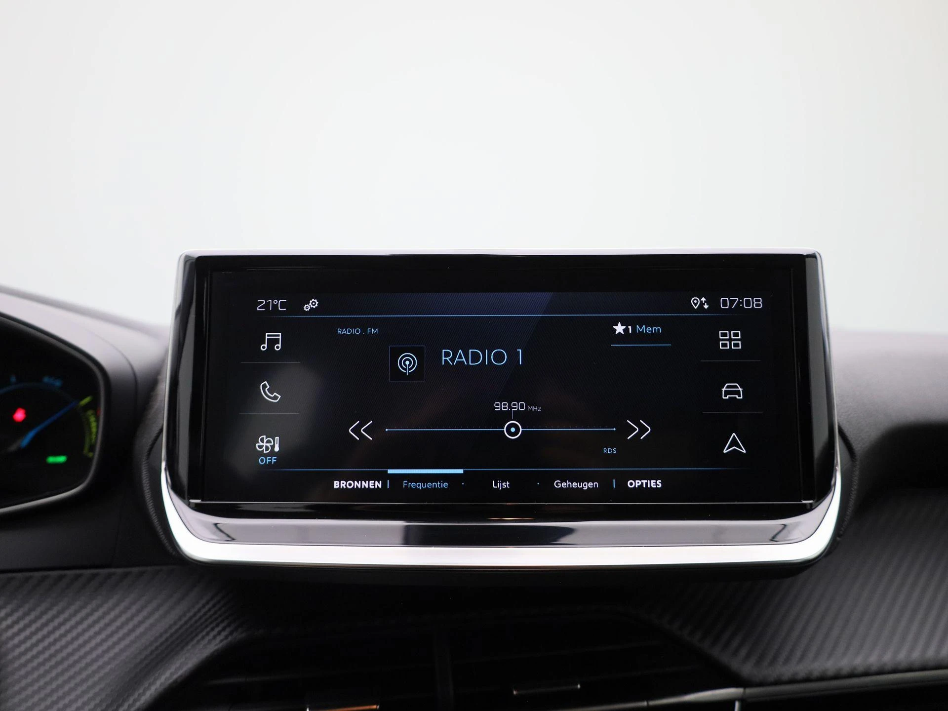 Peugeot-e-208-image-19