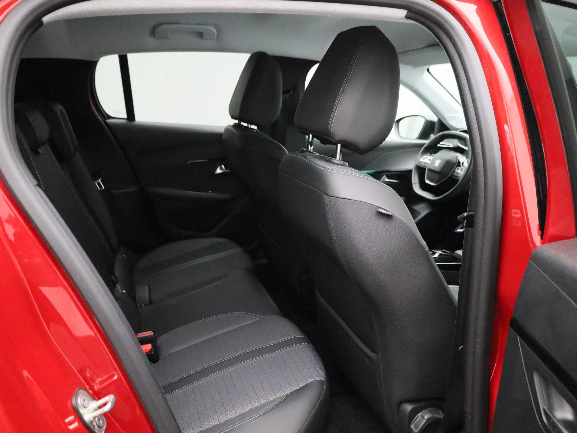 Peugeot-e-208-image-36