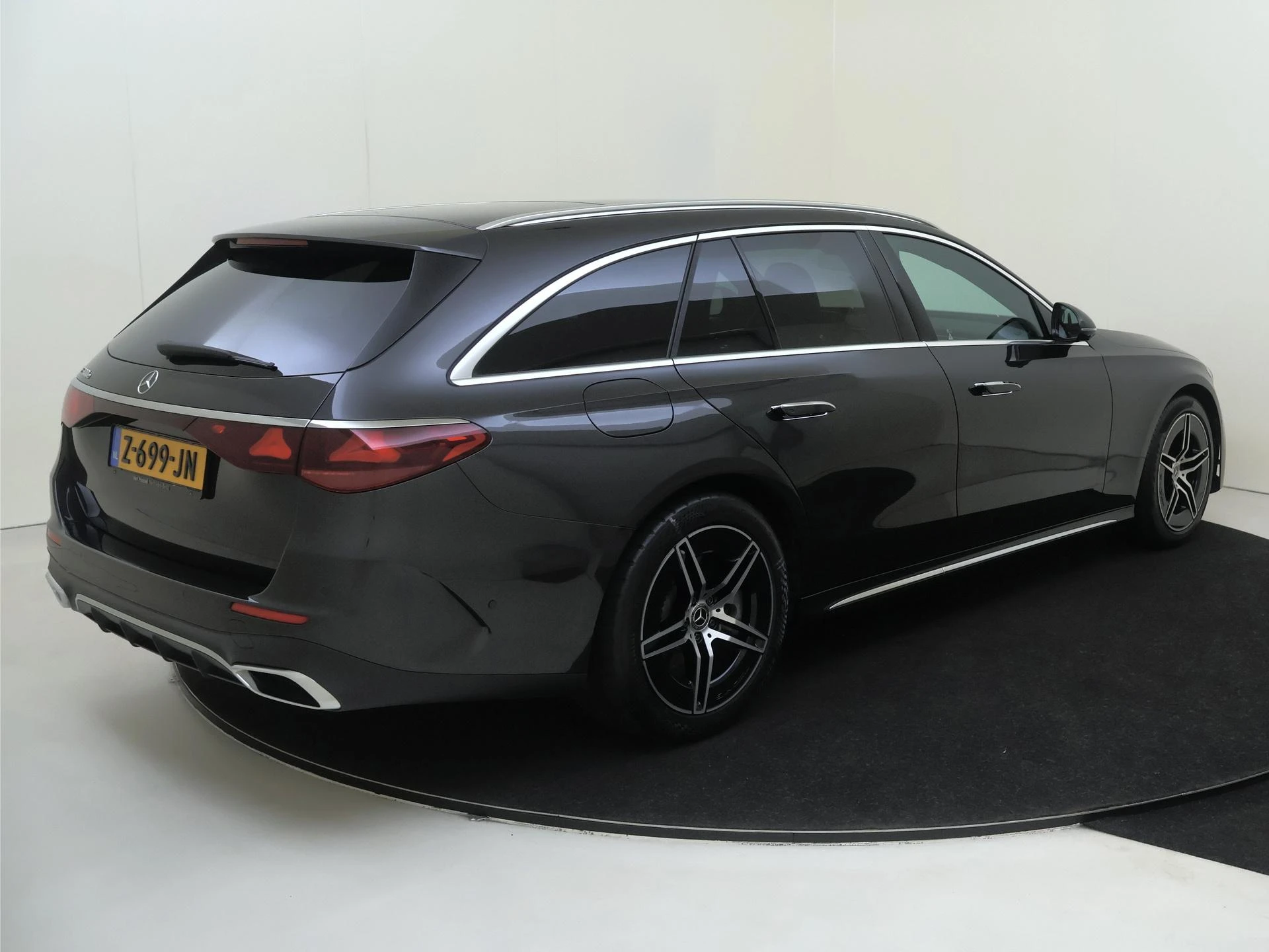 Mercedes-Benz-E-Klasse-image-3
