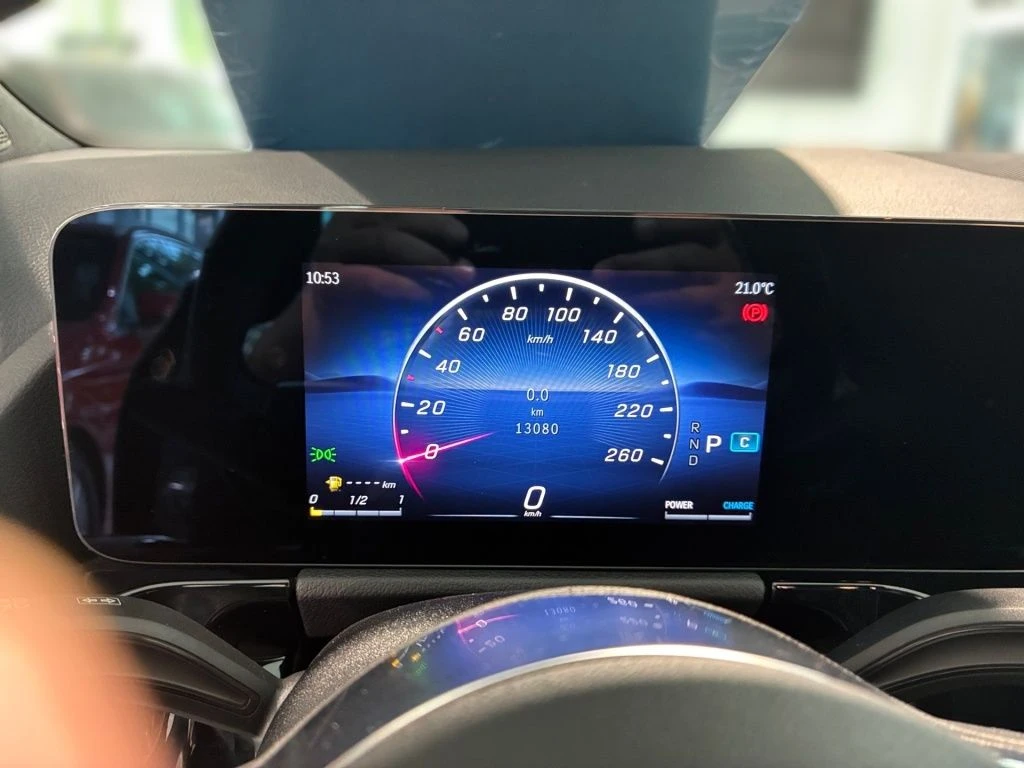 Mercedes-Benz-GLA 200-image-6