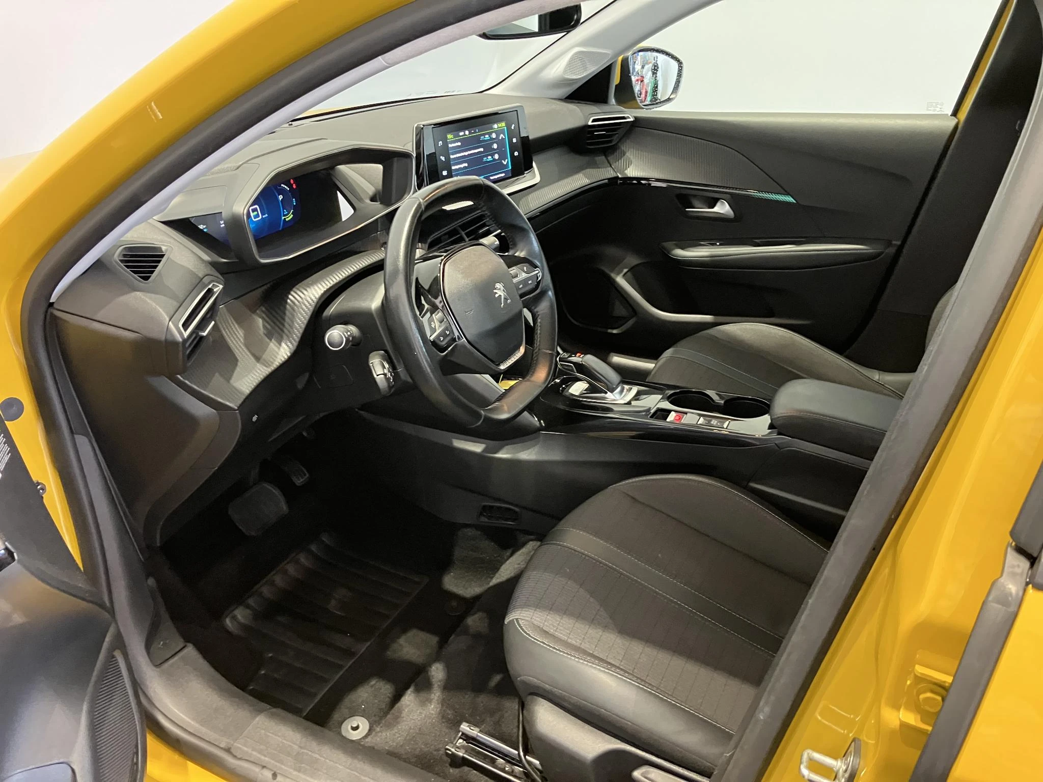 Peugeot-e-208-image-14