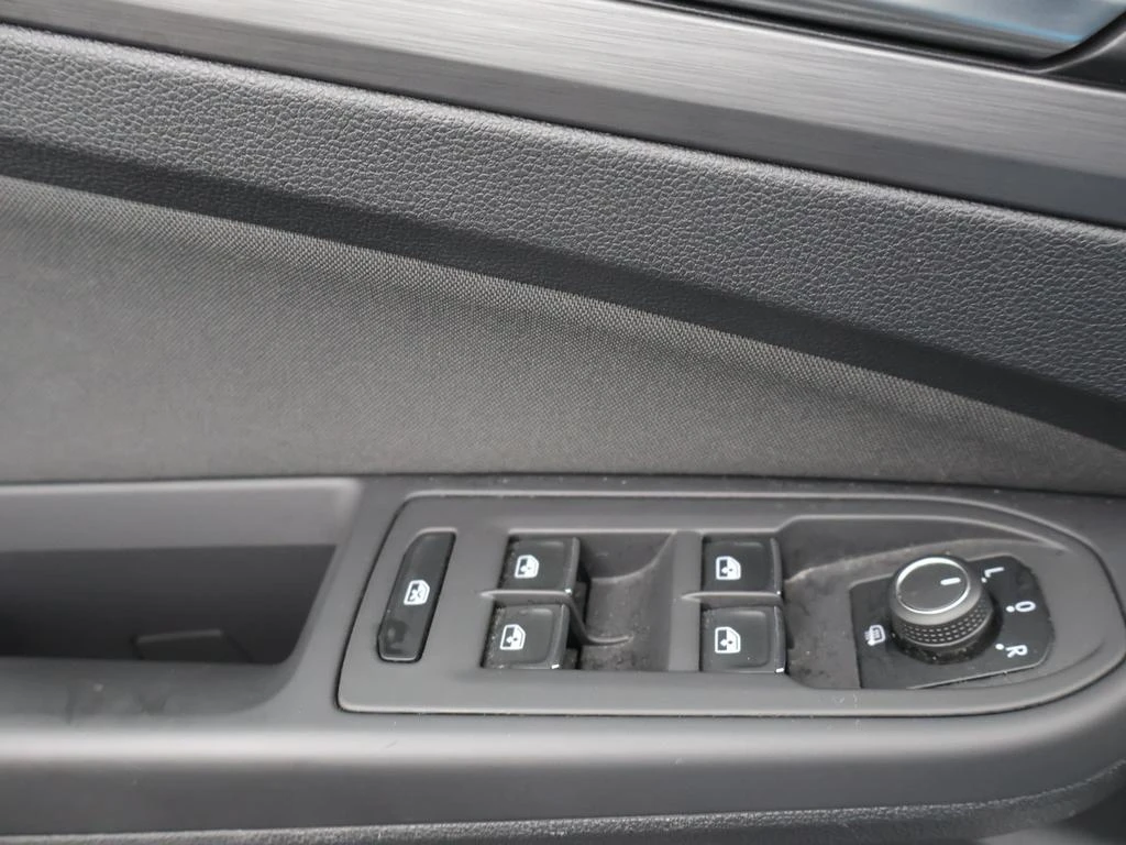 Volkswagen-Golf-image-18