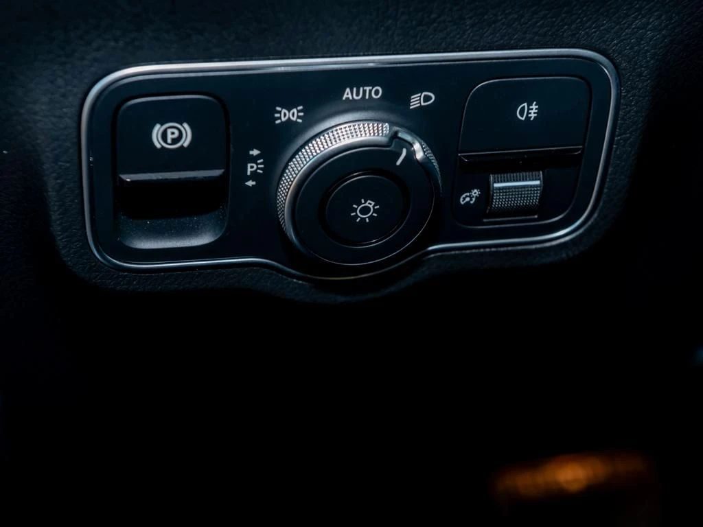 Mercedes-Benz-GLA 200 d-image-14