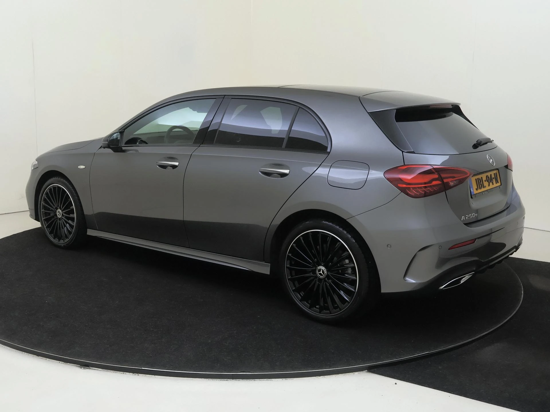 Mercedes-Benz-A-Klasse-image-2