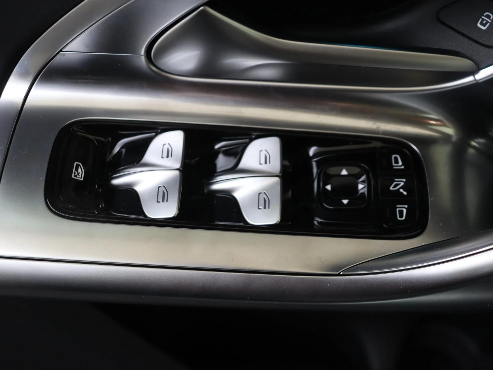 Mercedes-Benz-GLC-image-24