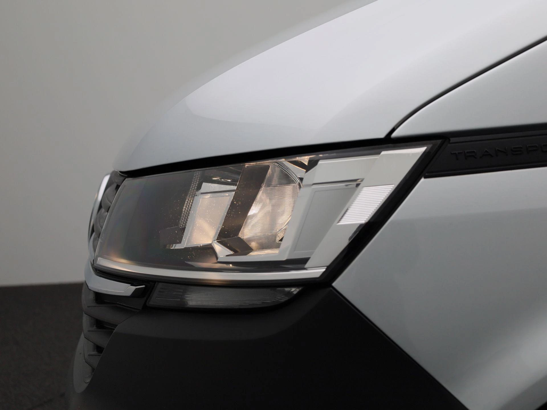 Volkswagen-Transporter-image-18