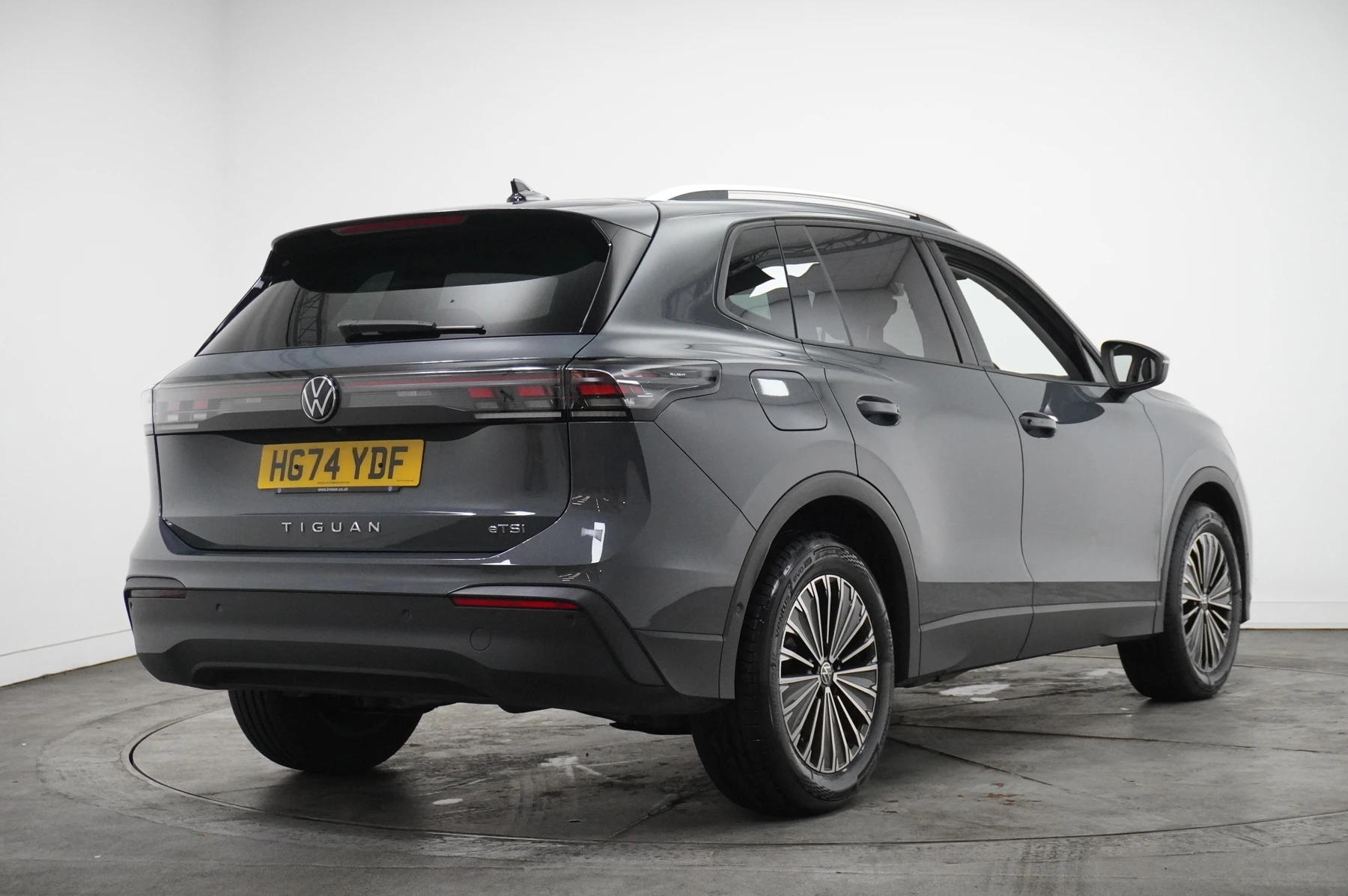 Volkswagen-Tiguan-image-16