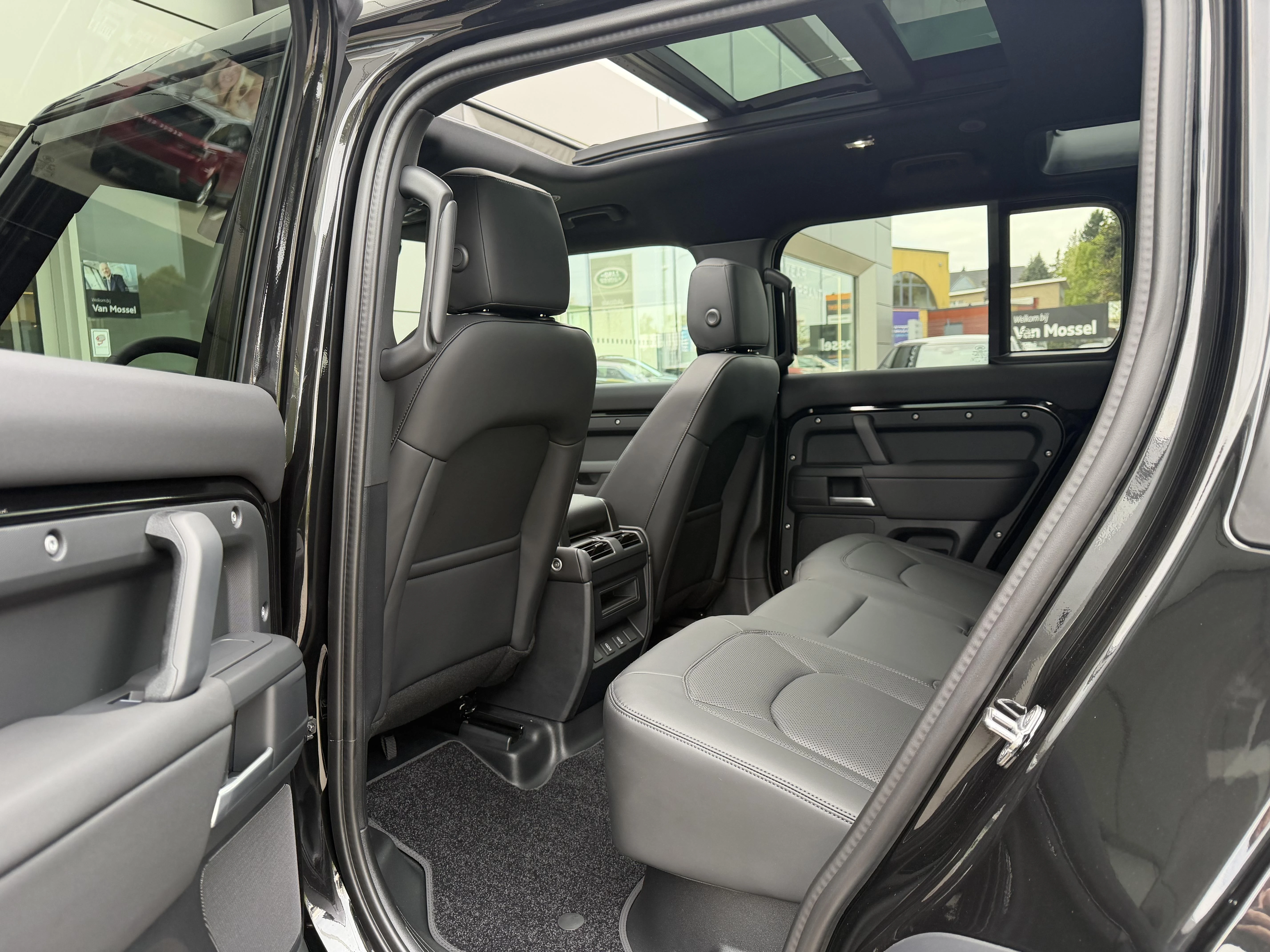 Land Rover-Defender-image-11