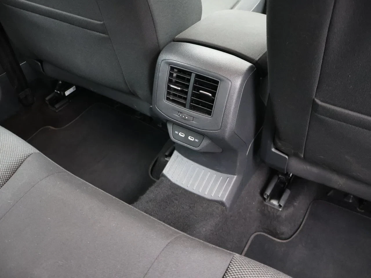 Volkswagen T-Roc T-Roc Life Business 1.5TSI 150PK *AUTOMAAT*TREKHAAK*CAMERA*PDC*ACC*VIRTUAL COCKPIT*APP-CONNECT*ZETELVERWARMING*...*