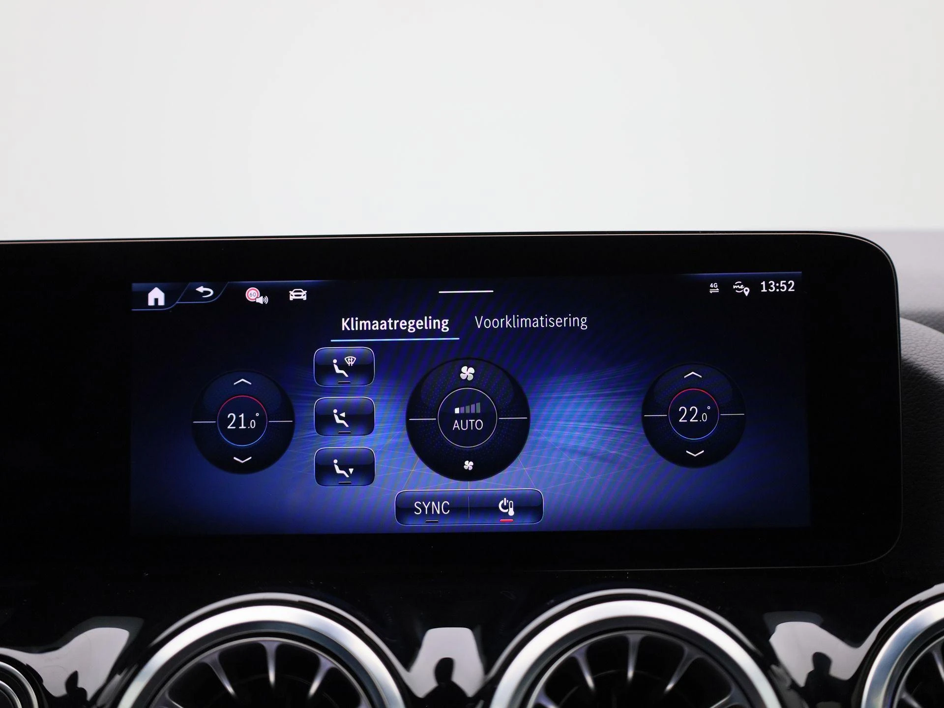 Mercedes-Benz-GLA-image-19