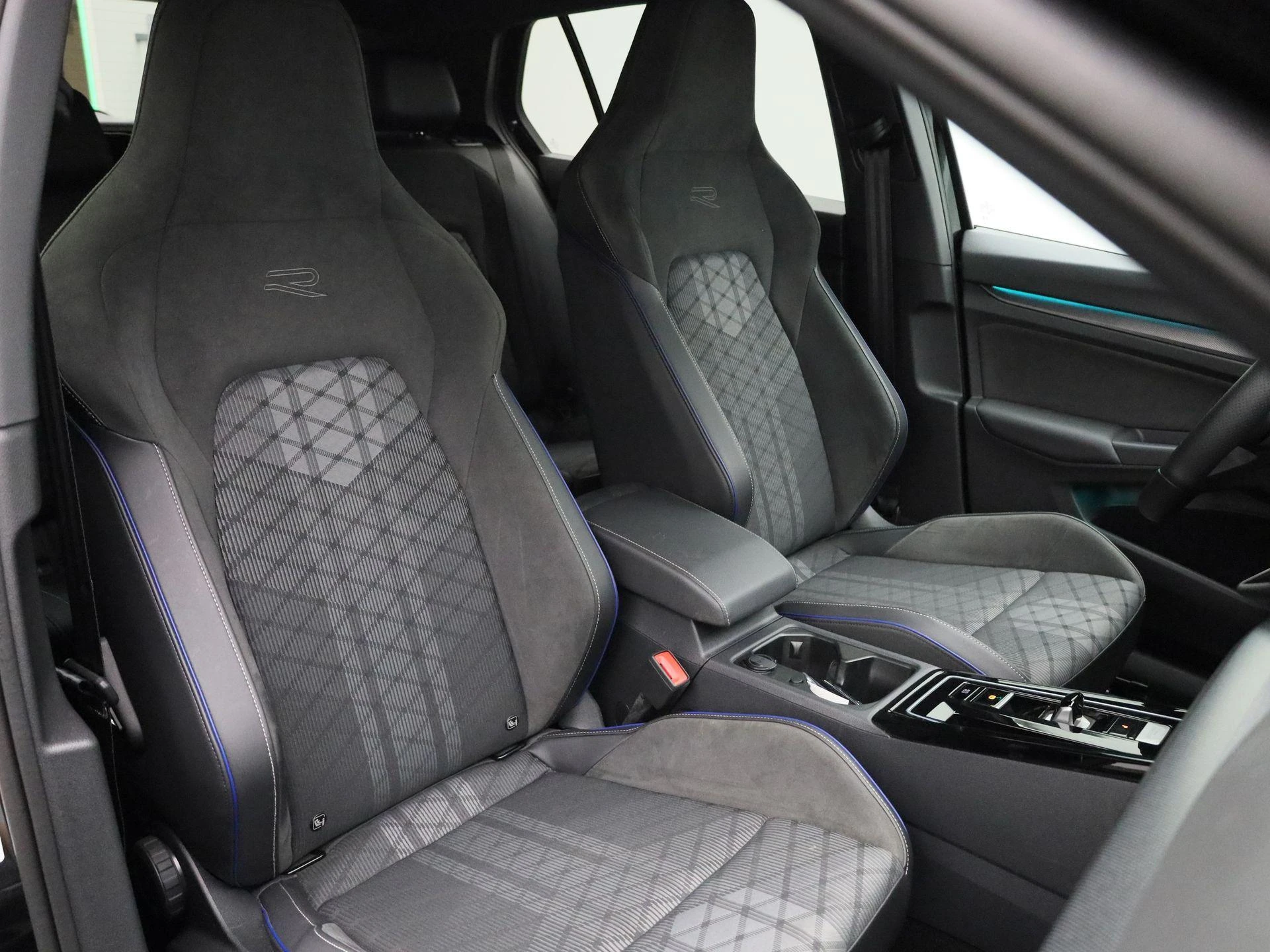 Volkswagen Golf 1.5 eTSI R-Line Edition
