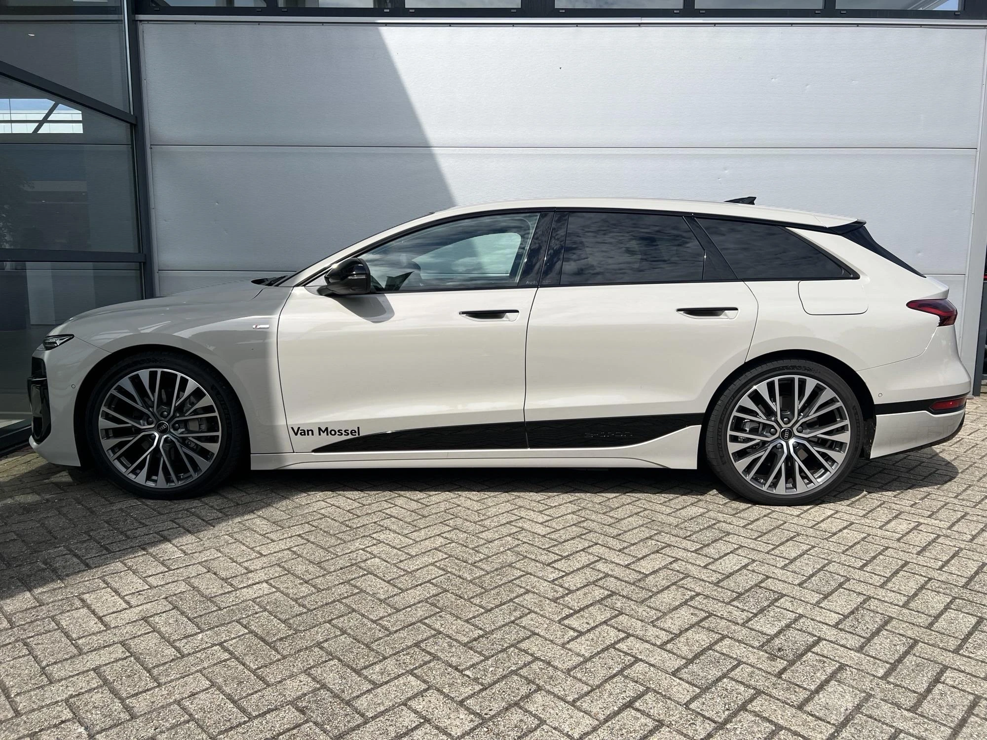 Audi-A6 Avant e-tron-image-1