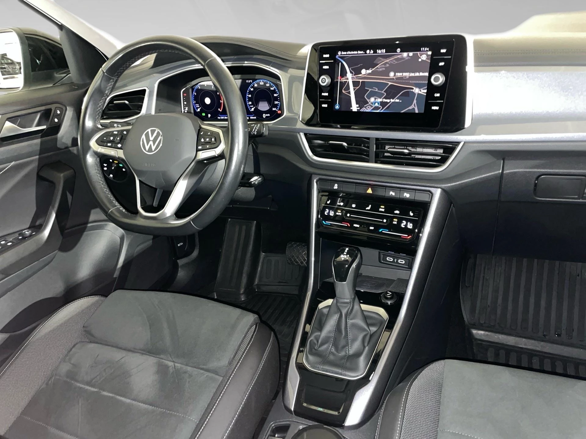 Volkswagen-T-Roc-image-6