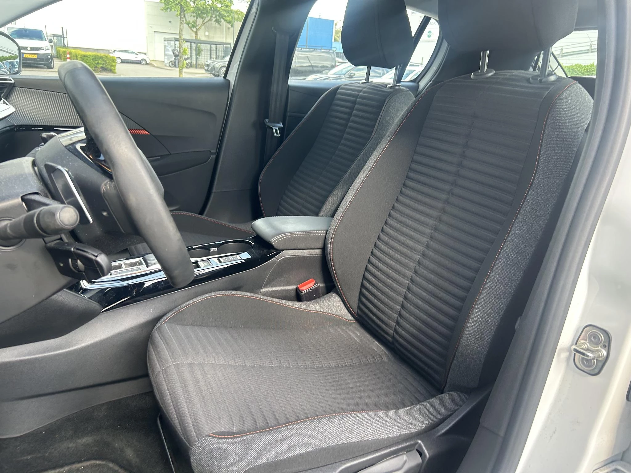 Peugeot-208-image-19