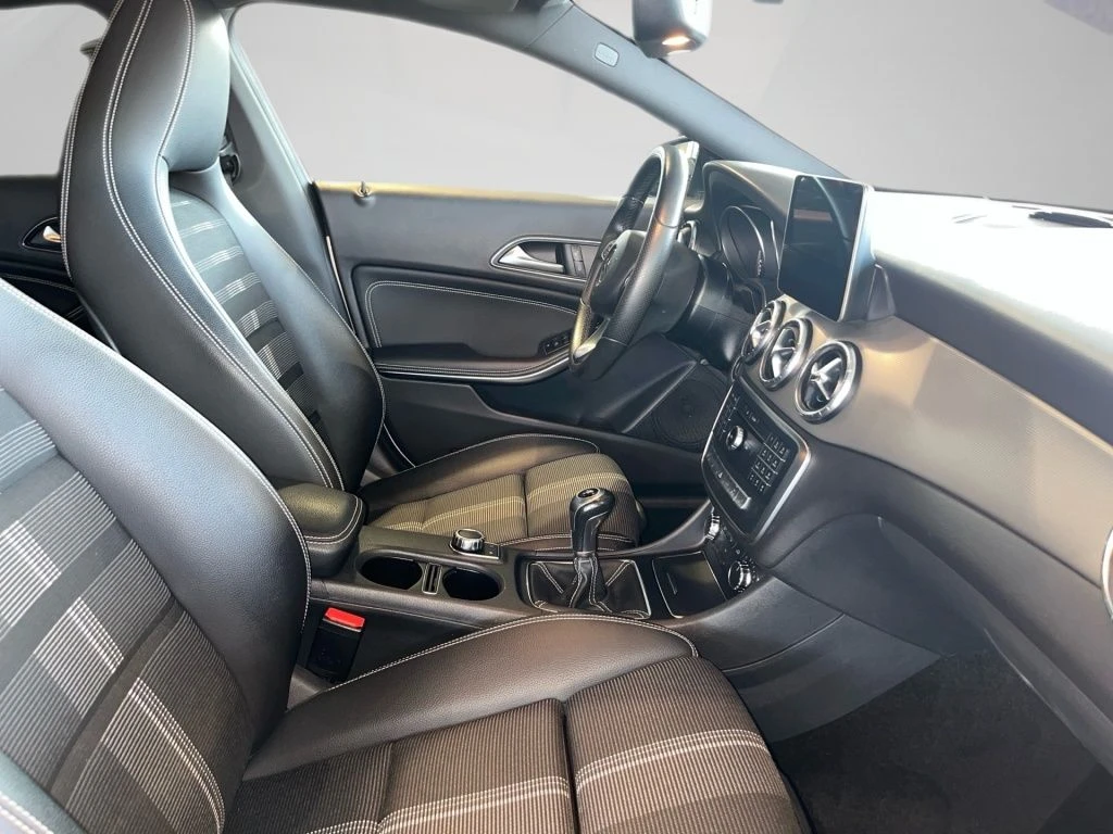 Mercedes-Benz-CLA 180-image-14