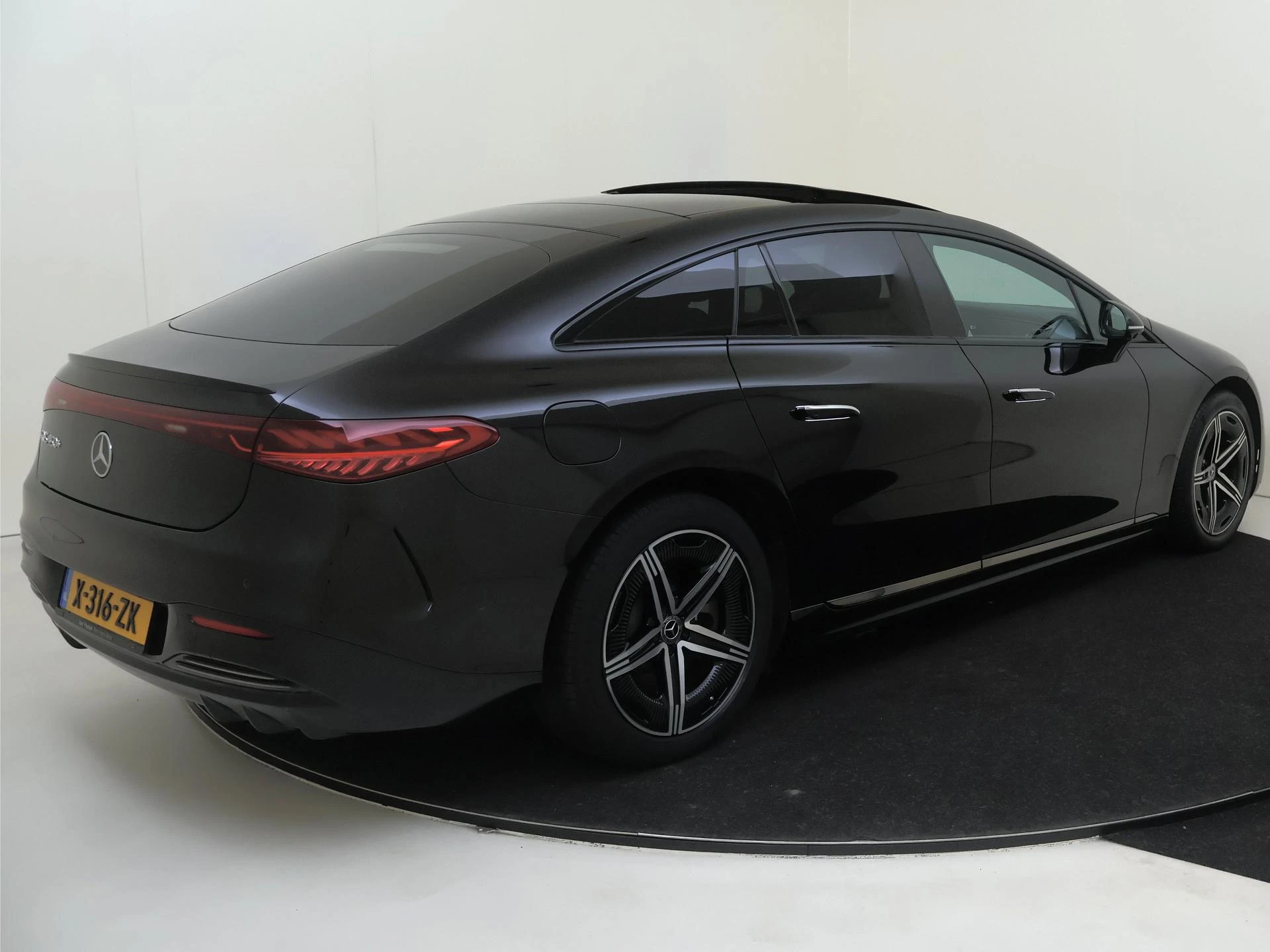 Mercedes-Benz-EQS-image-3