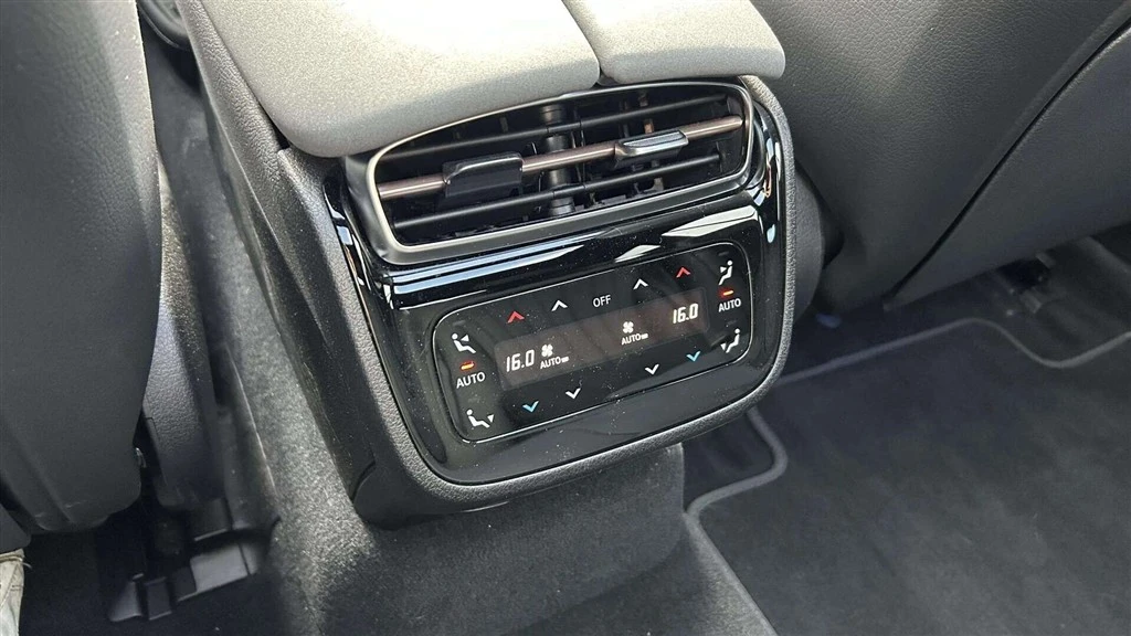 Mercedes-Benz-EQS-image-27