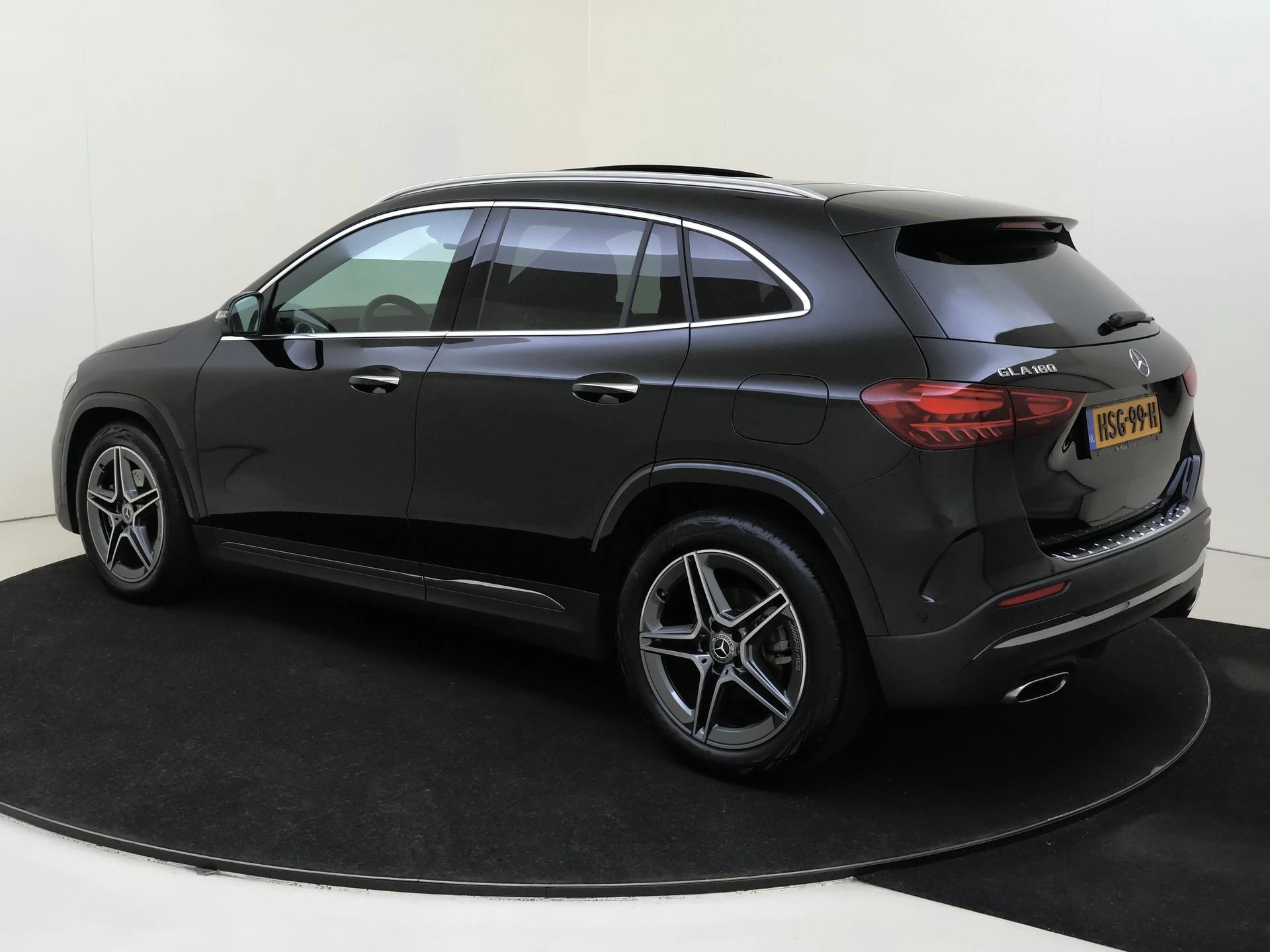Mercedes-Benz-GLA-image-2
