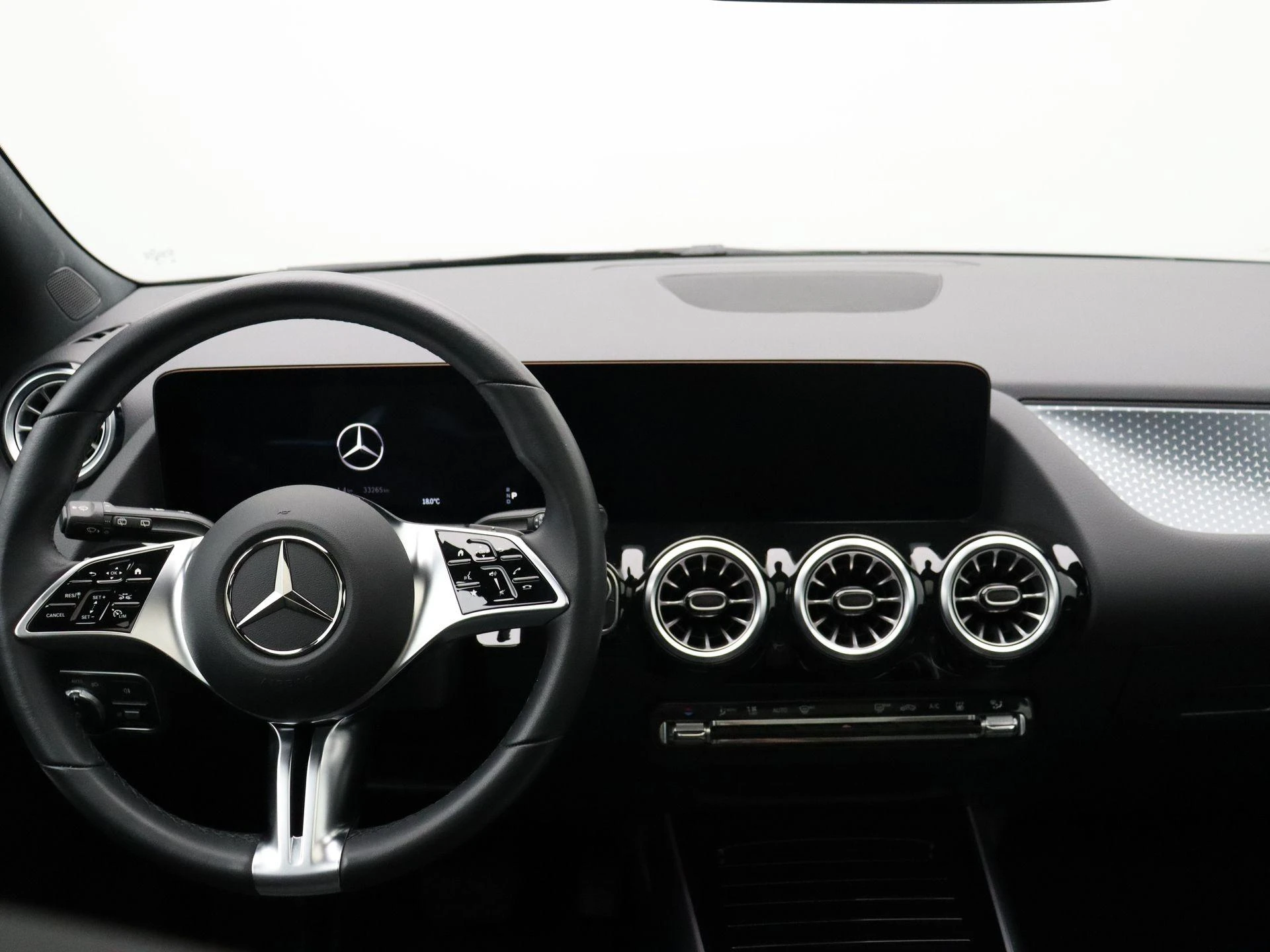 Mercedes-Benz EQA 250+ Business Line + PANO DAK + CARPLAY + CAMERA +