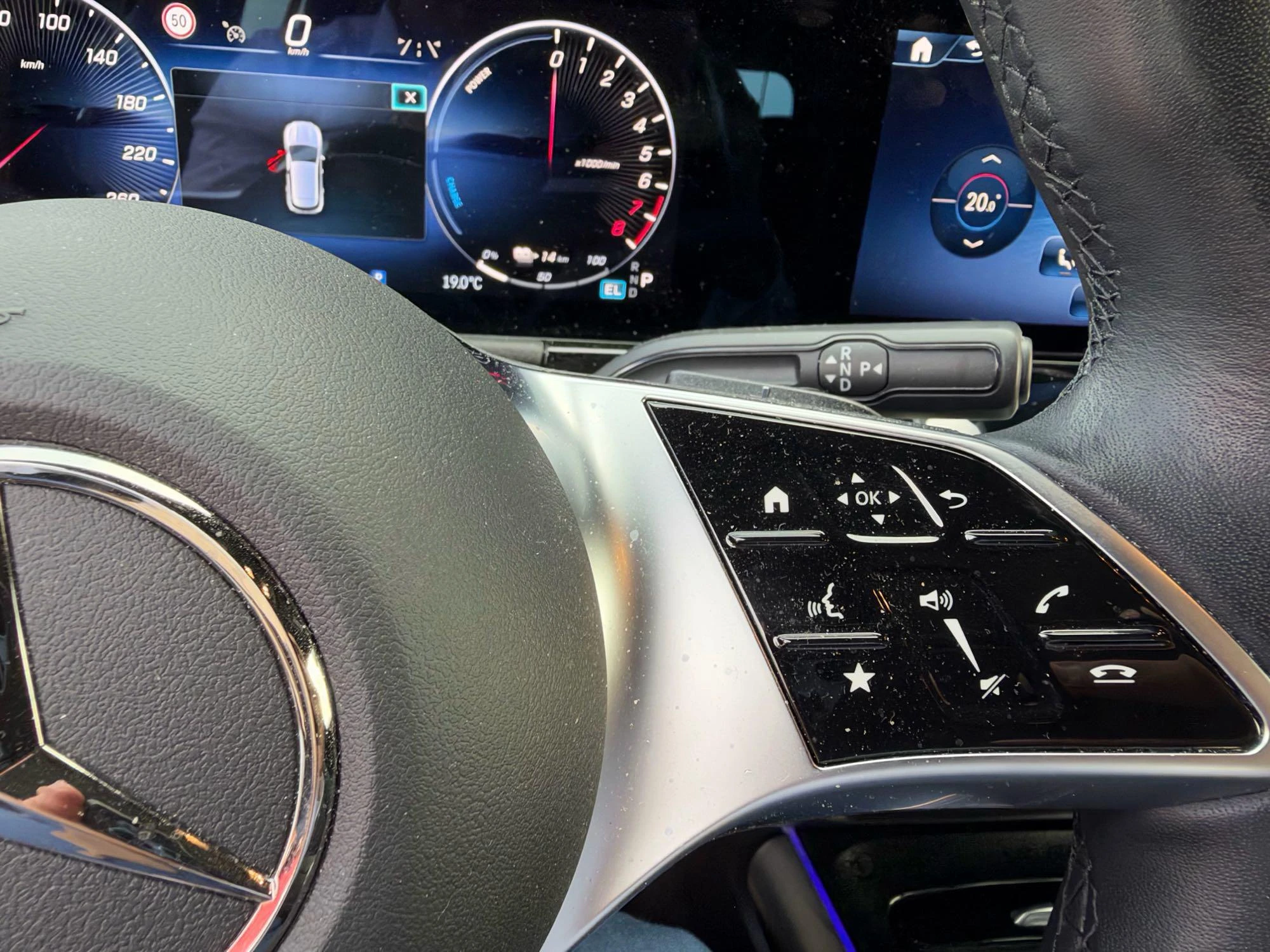 Mercedes-Benz-GLA-image-21