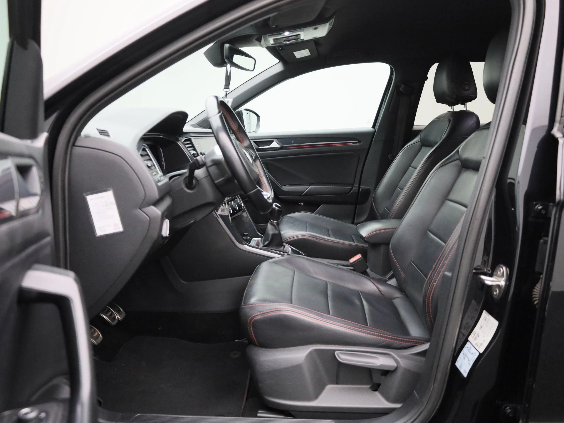 Volkswagen-T-Roc-image-10
