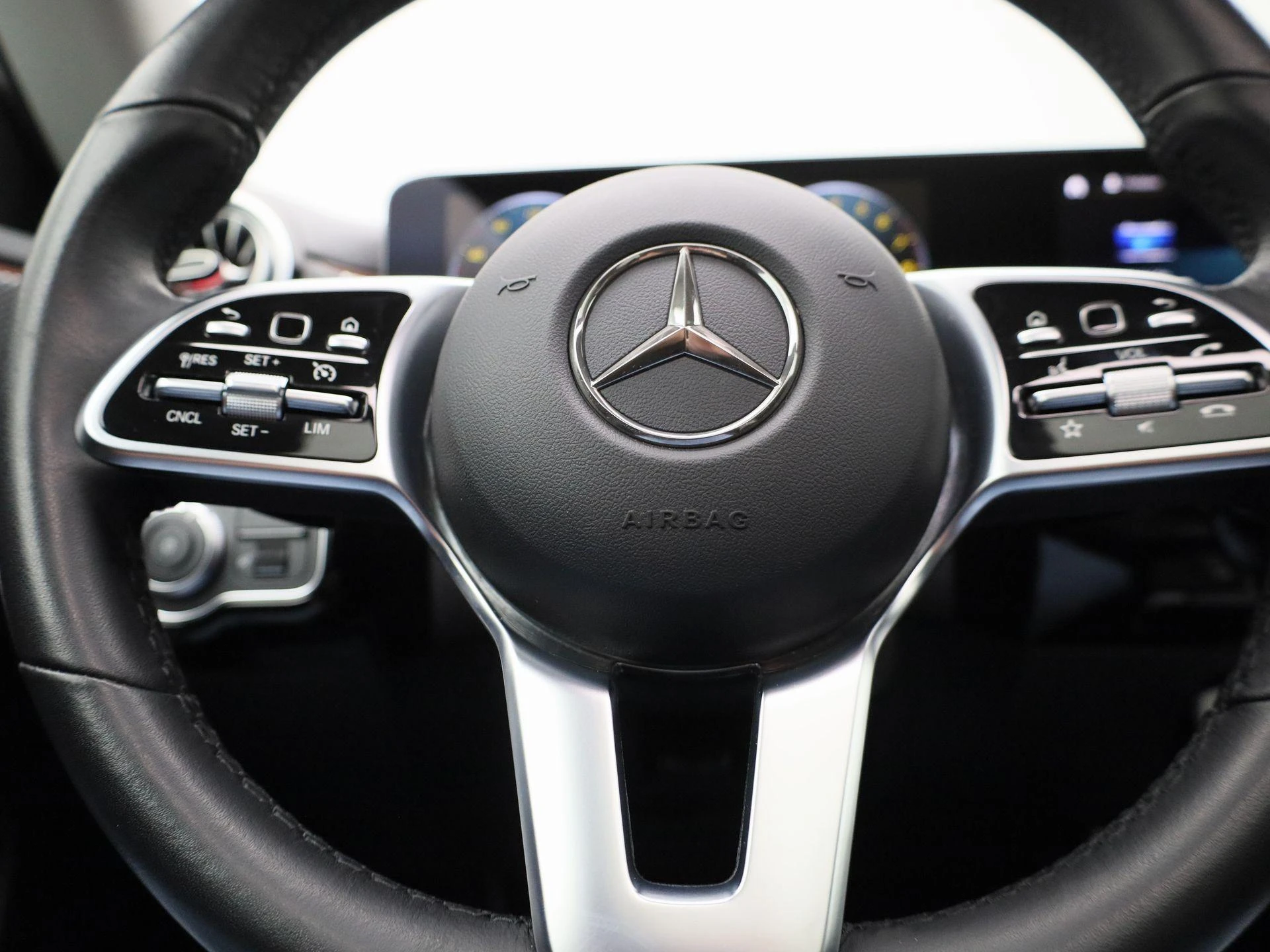 Mercedes-Benz-CLA-image-30