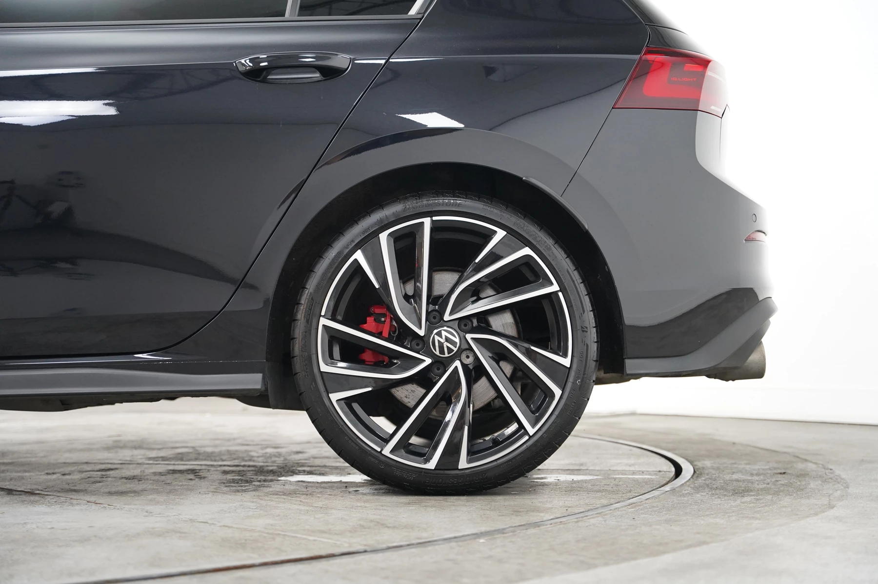 Volkswagen-Golf-image-27