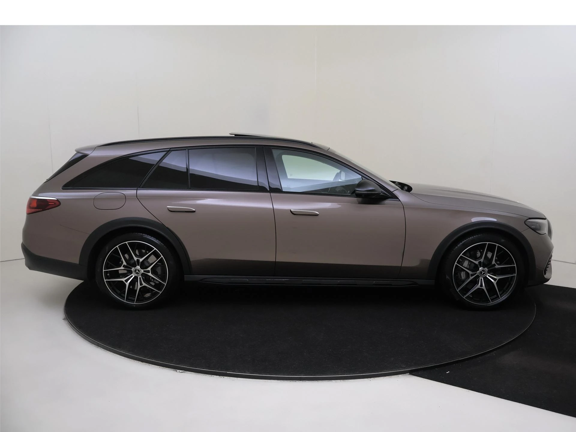 Mercedes-Benz-E-Klasse-image-8