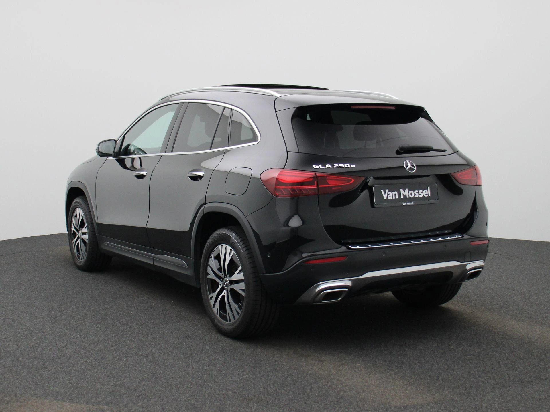 Mercedes-Benz-GLA-image-1