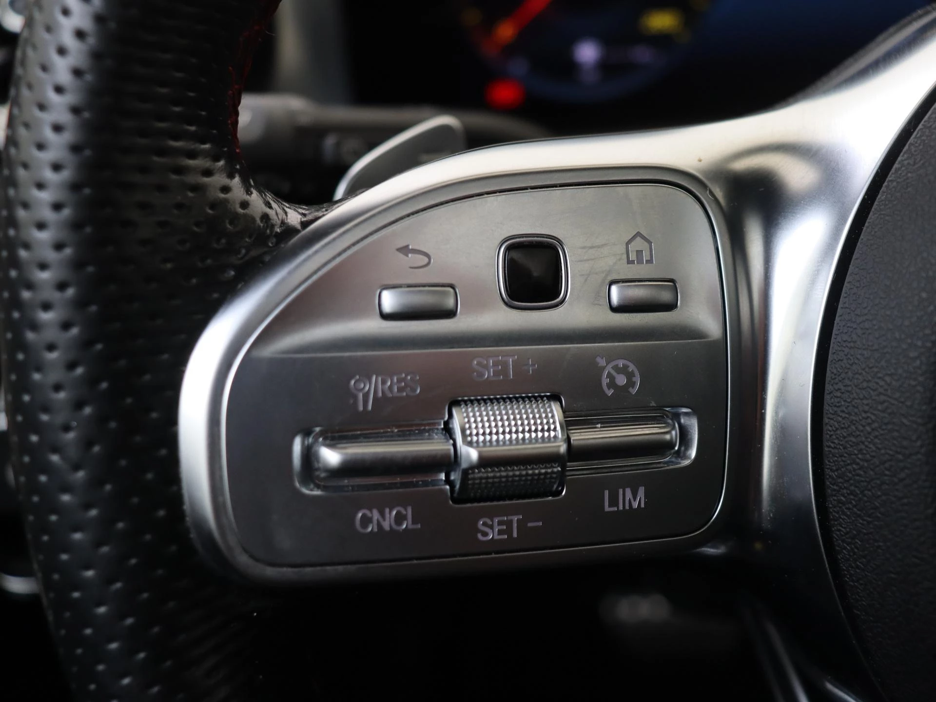 Mercedes-Benz-CLA-image-16