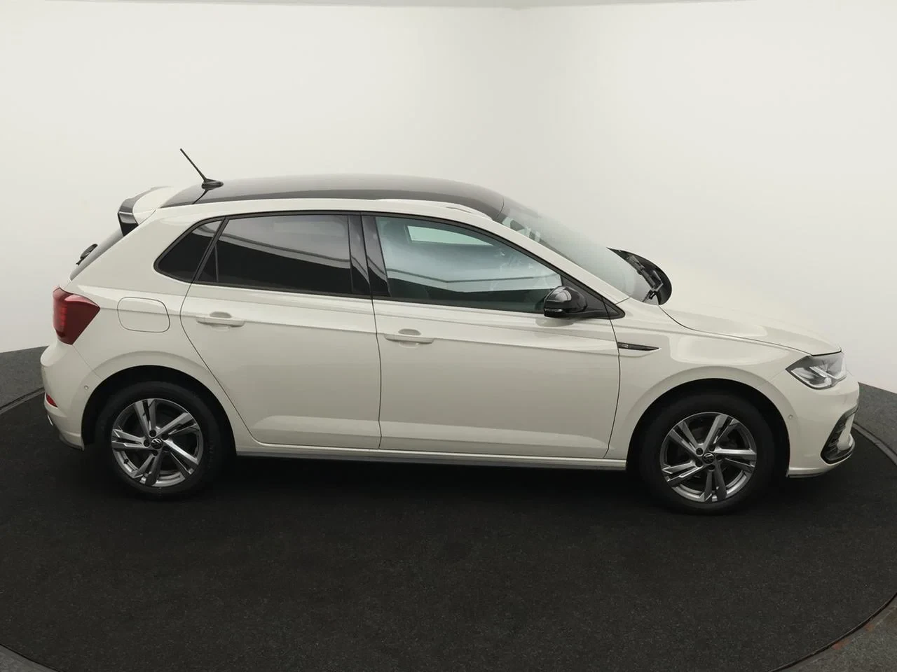 Volkswagen-Polo-image-8