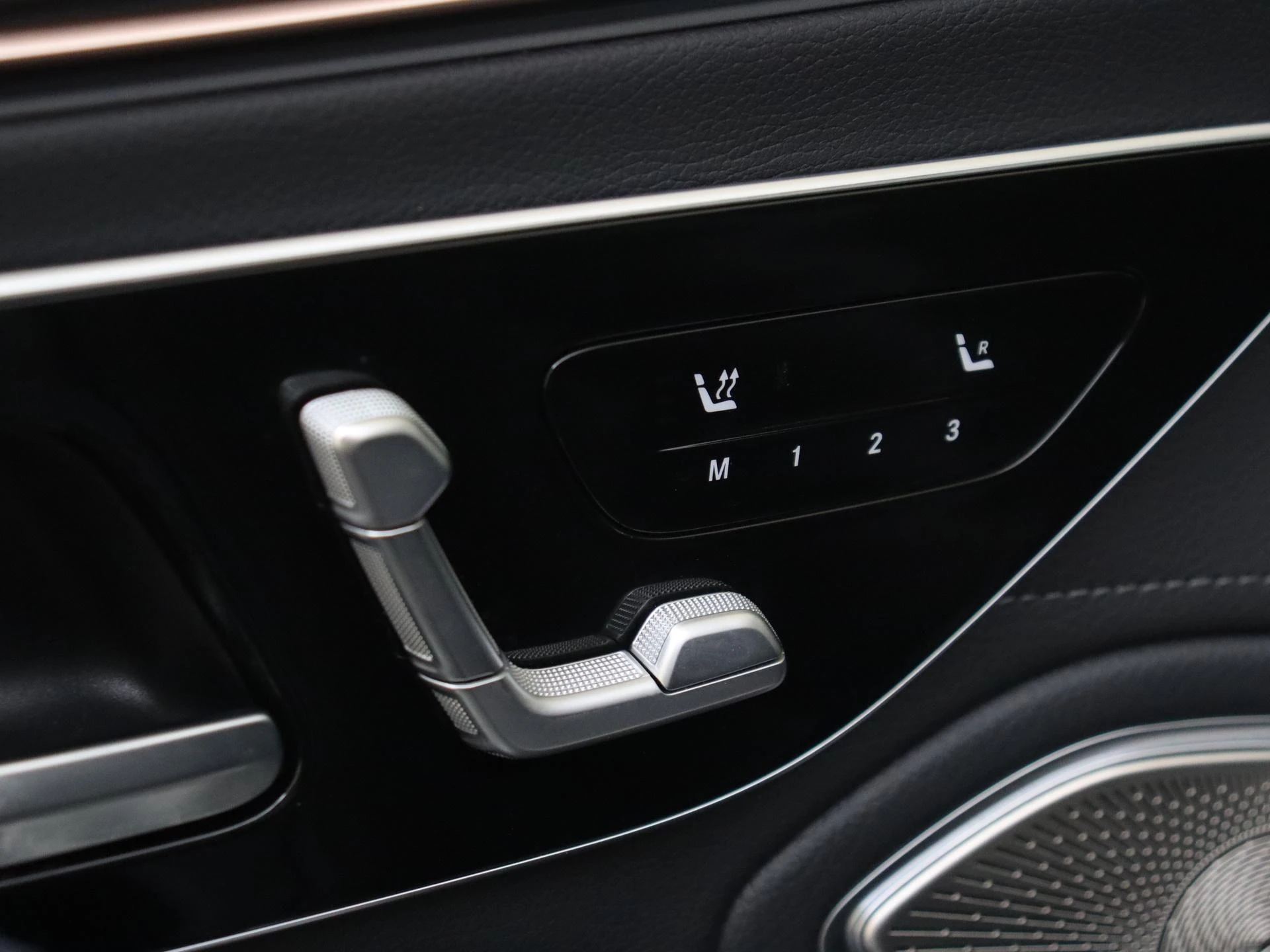 Mercedes-Benz-EQS-image-25