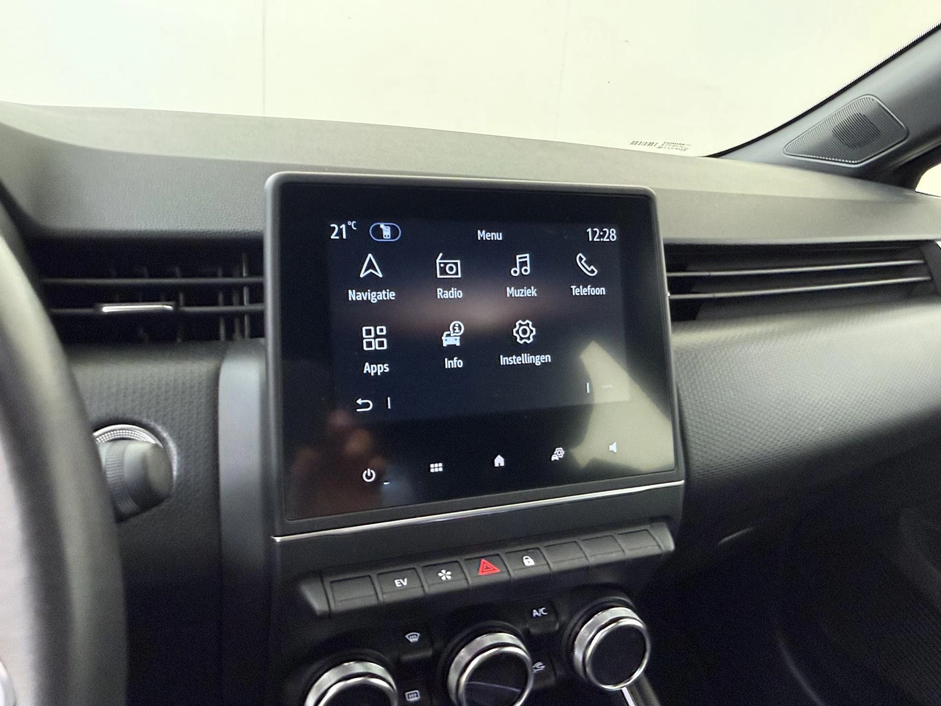 Renault-Clio-image-16