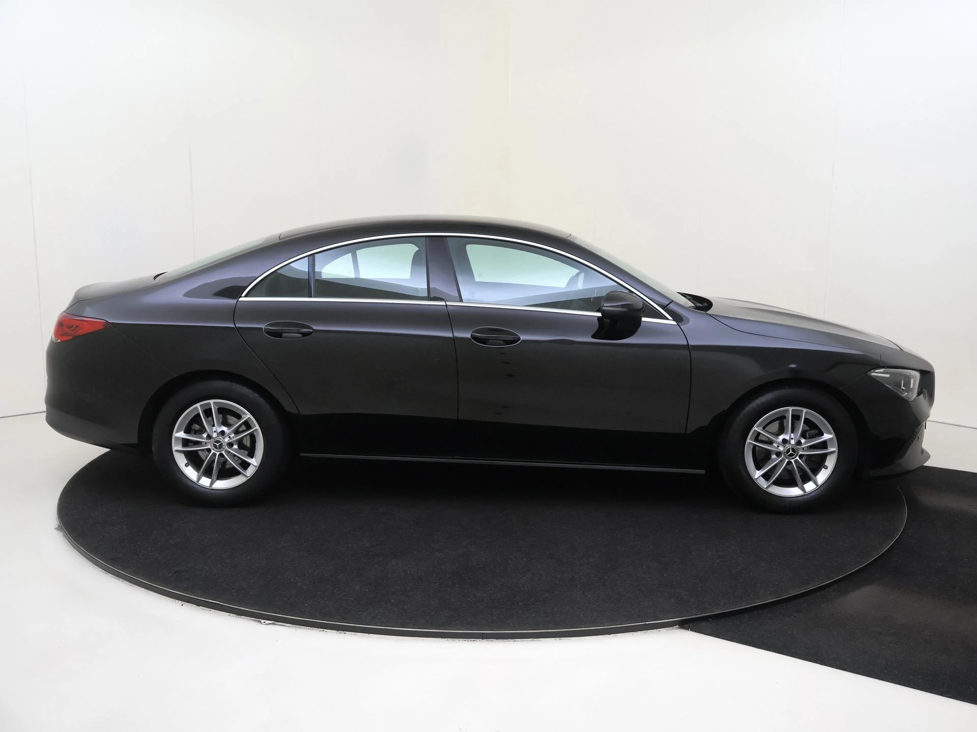 Mercedes-Benz-CLA-image-9