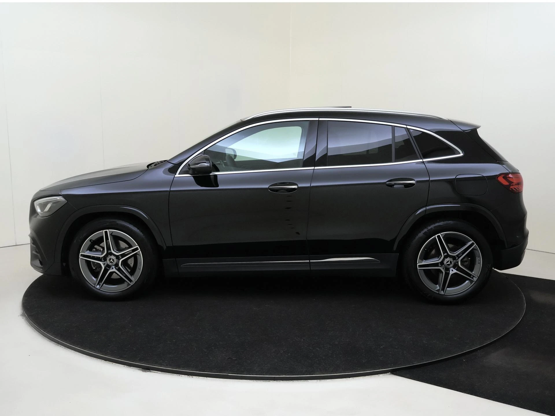 Mercedes-Benz-GLA-image-7